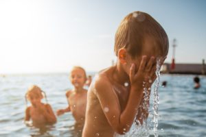 Barn som badar